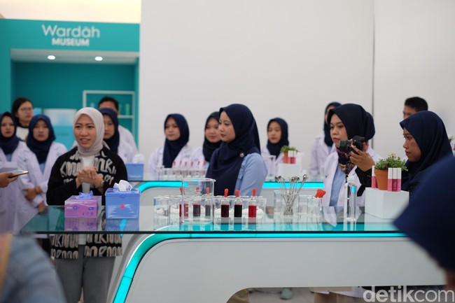 Area Research & Innovation Center Wardah memiliki empat laboratorium utama dan empat laboratorium pendukung. Di sinilah produk-produk populernya seperti lip cream, bedak, dan eyeliner digodok. Foto: Silmia Putri/Wolipop