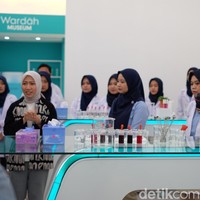 Area Research & Innovation Center Wardah memiliki empat laboratorium utama dan empat laboratorium pendukung. Di sinilah produk-produk populernya seperti lip cream, bedak, dan eyeliner digodok. Foto: Silmia Putri/Wolipop