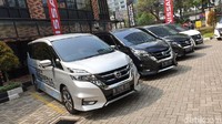 Bentuknya tetap seperti high MPV pada umumnya yang cenderung mengkotak. Pada bagian fascia Nissan Serena baru ini sudah memakai desain V-Motion grille yang modern. Foto: Luthfi Anshori
