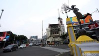 Patung yang dianggap terlalu vulgar ini ditutupi kain.