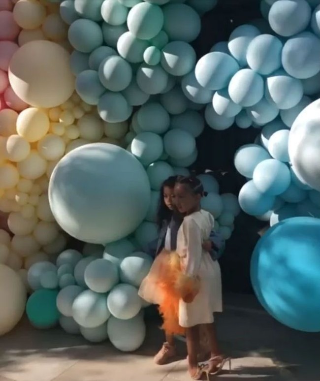 Tembok dari ratusan balon bernuansa pastel menjadi dekorasi utama di ulang tahun True Thompson. Foto: Dok. Instagram