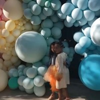 Tembok dari ratusan balon bernuansa pastel menjadi dekorasi utama di ulang tahun True Thompson. Foto: Dok. Instagram