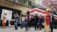 Usai menggunakan hak pilihnya seluruh warga yang hadir bisa menikmati aneka hidangan khas Indonesia. Mulai dari Nasi uduk, siomay, pempek, dan bakso untuk menghangatkan badan di tengah suhu 9 derajat dan angin sepoi-sepoi. Alunan irama karaoke lagu-lagu populer dari genre pop, rock hingga dangdut pun turut memeriahkan suasana pesta demokrasi di Zagreb. Foto: dok. KBRI Kroasia