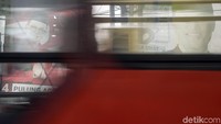 Sejumlah alat peraga kampanye (APK) milik caleg masih bertebaran di jalanan kawasan Jakarta Utara meski telah memasuki masa tenang Pemilu 2019, Senin (15/4/2019).