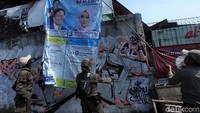Satpol PP dibantu petugas Bawaslu Kota Depok.