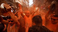 Warga bersuka cita merayakan festival Baisakhi di Nepal.