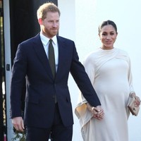 Putri Diana hingga Kate Middleton mengenalkan anaknya pada dunia dengan berpose di depan Lindo Wing, St. Marys Hospital beberapa saat setelah melahirkan. Namun Meghan justru mengumumkan jika dia dan Harry akan merahasiakan kelahiran sang bayi dari publik.  Foto: istimewa