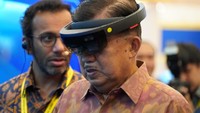 JK sempat melakukan tour kecil pada pameran teknologi industri di gelaran IIS 2019. Istimewa/Jeri Wongiyanto/Setwapres.