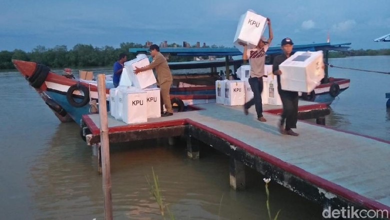 Terbungkus Plastik, Logistik Pemilu Dikirim ke Kampung Laut Terbungkus Plastik, Logistik Pemilu Dikirim ke Kampung Laut