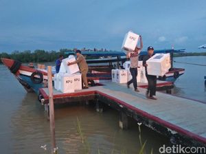 Terbungkus Plastik, Logistik Pemilu Dikirim ke Kampung Laut