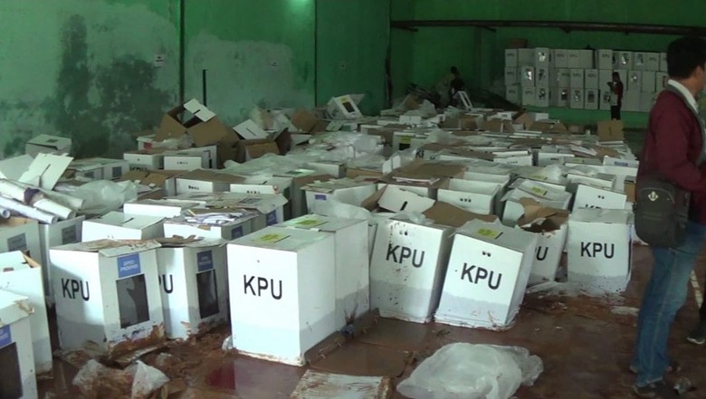 680 Kotak Suara Rusak Terendam Lumpur, KPU Bogor Keluarkan Cadangan 680 Kotak Suara Rusak Terendam Lumpur, KPU Bogor Keluarkan Cadangan