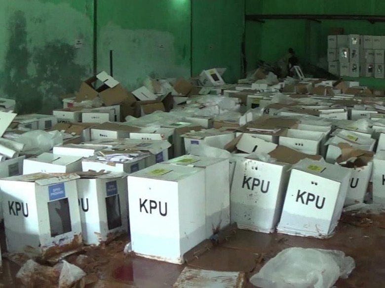 680 Kotak Suara di Bogor Rusak Terendam Lumpur 680 Kotak Suara di Bogor Rusak Terendam Lumpur
