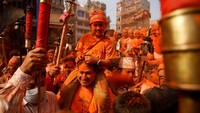 Yang menarik dari festival ini, selain menari, bernyanyi, dan memainkan alat musik, warga juga menabarkan bubuk vermillion sehingga membuat area di festival itu menjadi warna kuning.