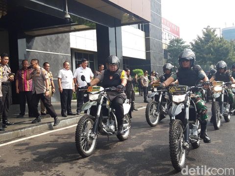 Polda Jatim dan TNI naik motor/