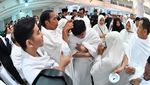 Potret Jokowi Cium Hajar Aswad dan Cukur Tahalul Iriana-Gibran-Kaesang