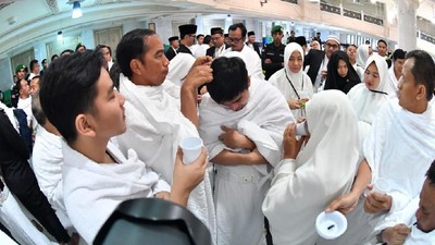 Potret Jokowi Cium Hajar Aswad dan Cukur Tahalul Iriana-Gibran-Kaesang