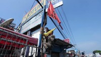 Bendera-bendera Parpol yang menempel di tiang reklame diturunkan.