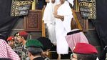 Potret Jokowi Cium Hajar Aswad dan Cukur Tahalul Iriana-Gibran-Kaesang