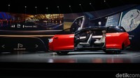 Karena ini mobil yang juga bisa menjadi mobil otonom, konfigurasi kursi bisa bermacam-macam. Saat mode dipindahkan ke mode otonom, kursi bisa berputar 25 derajat agar menciptakan kabin yang lebih lega. Kursi juga bisa direbahkan dengan maksimal agar penumpang bisa tidur.