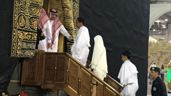 Momen Jokowi Bertemu Raja Salman, Umrah Hingga Masuk Kakbah