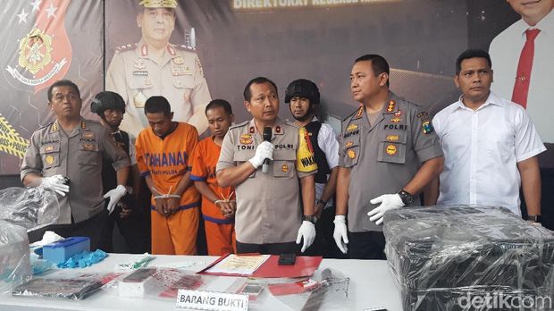 Tersangka Aris dan Azis dipamerkan ke publik oleh polisi.
