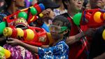 Yuk, Lihat Keseruan Warga Thailand Main Air Untuk Buang Sial