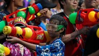 Siapa pun bisa bergabung untuk menikmati kemeriahan Songkran. Caranya, setiap orang boleh menyemprotkan atau menyiram air kepada siapa pun yang lewat. Yang lewat dengan menggunakan kendaraan pun tak luput dari lemparan air. Soe Zeya Tun/Reuters.