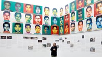 Setahun sebelumnya, karya seni instalasi Reestablishing Memories dihadirkan di Meksiko yang terbuat dai lego. Karya seni itu terinspirasi dari peristiwa pembunuhan 43 siswa yang dibunuh pada 2013.Foto: Reuters/ Istimewa