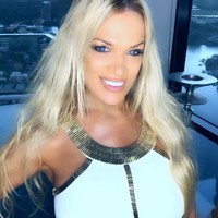 Gina yang berasal dari Australia ini juga dikenal sebagai model majalah pria dewasa, Maxim. Ia kerap membagikan foto seksinya ke 142 ribu followers. Foto: Instagram @ginastewart