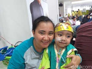 Dari Ambon ke Jakarta, Apriani Perjuangkan Kesembuhan Kanker Anaknya