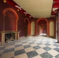 Sempat digunakan sebagai pangkalan militer pada Perang Dunia II, Kastil Gosford kini difungsikan menjadi hotel sejak 1983. Pada 2006, kastil ini mengalami renovasi besar-besaran demi menghidupkan kembali gaya bangunan klasik kuno di pertengahan abad 19, yang dikenal dengan Norman Revival style. Foto: Dok. Maison Real Estate