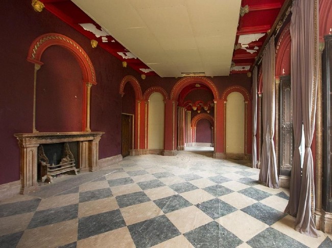 Sempat digunakan sebagai pangkalan militer pada Perang Dunia II, Kastil Gosford kini difungsikan menjadi hotel sejak 1983. Pada 2006, kastil ini mengalami renovasi besar-besaran demi menghidupkan kembali gaya bangunan klasik kuno di pertengahan abad 19, yang dikenal dengan Norman Revival style. Foto: Dok. Maison Real Estate