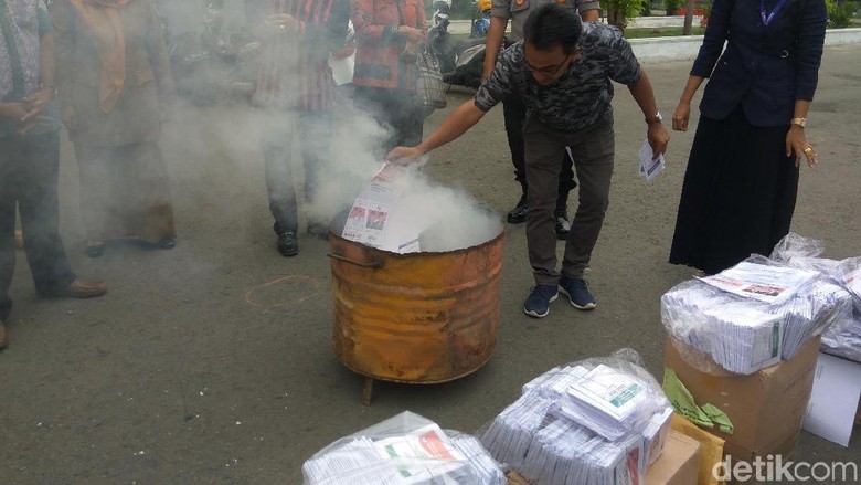 1.275 Surat Suara Rusak dan Sisa di Banda Aceh Dibakar 1.275 Surat Suara Rusak dan Sisa di Banda Aceh Dibakar