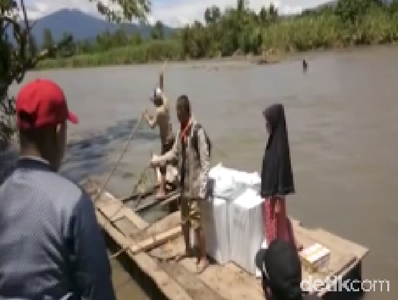 Kisah Petugas di Sulbar Antar Surat Suara, Naik Getek-Nyaris Tenggelam Kisah Petugas di Sulbar Antar Surat Suara, Naik Getek-Nyaris Tenggelam