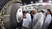 Jokowi juga mencium hajar aswad. Foto: Laily Rachev/Biro Pers Setpres