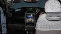 Saya terinspirasi dari sebuah katalog modifikasi mobil serupa. Saya buat mobil ini bisa memudahkan orang yang terbatas (kaum difabel). Jadi memang sengaja dibuat seperti ini skema tempat duduknya, jelas Aideel. Foto: Ruly Kurniawan