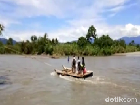 Kisah Petugas di Sulbar Antar Surat Suara, Naik Getek-Nyaris Tenggelam