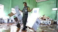Nampak sejumlah kotak suara rusak akibat terkena banjir yang menerjang gedung GOR Serbaguna, Ciseeng, Kabupaten Bogor, Jawa Barat, pada Minggu (14/4/2019) malam. Antara Foto/Arif Firmansyah.