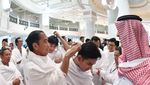 Potret Jokowi Cium Hajar Aswad dan Cukur Tahalul Iriana-Gibran-Kaesang
