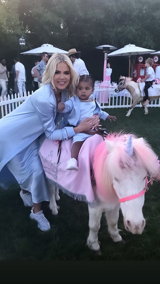 Halaman rumah Khloe disulap layaknya festival untuk anak-anak. Ada kuda poni yang memakai tanduk unicorn dan bulunya dicat warna-warni di ulang tahun pertama True. Foto: Dok. Instagram