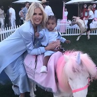 Halaman rumah Khloe disulap layaknya festival untuk anak-anak. Ada kuda poni yang memakai tanduk unicorn dan bulunya dicat warna-warni di ulang tahun pertama True. Foto: Dok. Instagram