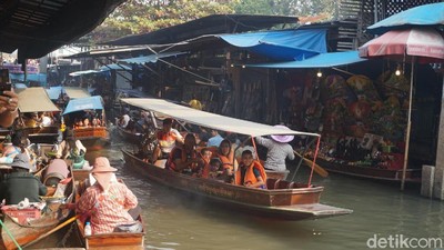 Potret Tempat Wisata Favorit di Thailand: Pasar Terapung