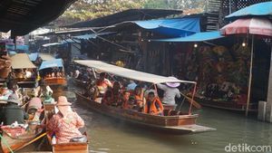 Potret Tempat Wisata Favorit di Thailand: Pasar Terapung