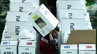 Sejumlah petugas terus mempersiapkan logistik pemilu. Mulai dari penghitungan kembali surat suara, penyegelan surat suara, hingga kotak pemilu.