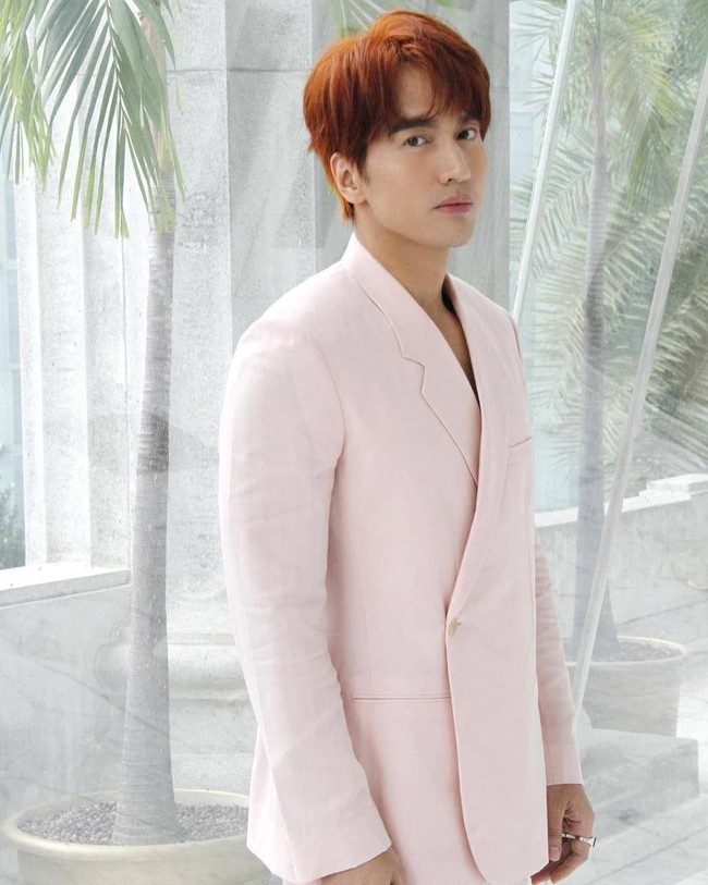 Selain melakukan sesi wawancara dengan Asia One, saat hadir di Singapura, Jerry Yan juga datang ke acara penghargaan televisi Star Awards 2019. Jerry tampil dengan setelan pink dan rambut yang berwarna burgundy. Foto: Instagram @jerryyan143