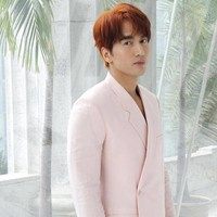 Selain melakukan sesi wawancara dengan Asia One, saat hadir di Singapura, Jerry Yan juga datang ke acara penghargaan televisi Star Awards 2019. Jerry tampil dengan setelan pink dan rambut yang berwarna burgundy. Foto: Instagram @jerryyan143