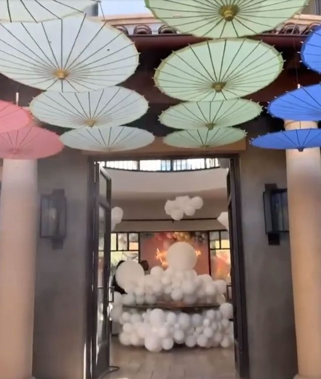 Dekorasi mewah sudah memenuhi rumah sejak masuk pertamakalinya. Ratusan balon menjadi dekorasi ulang tahun pertama True yang penuh warna. Foto: Dok. Instagram