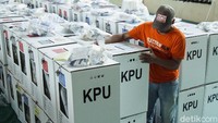 Petugas memeriksa kotak suara sebelum didistribusikan ke TPS wilayah masing-masing.