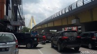 (Hilangnya baut-baut) ini berpengaruh terhadap kekuatan jembatan. Kalau memang nanti membahayakan, (jembatan) kami akan tutup sementara, kata Yunnas Haris. (Chaidir-detikcom)
