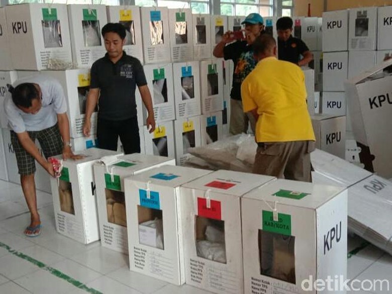 Begini Kondisi Kotak Suara Kardus yang Rusak Terkena Air Hujan Begini Kondisi Kotak Suara Kardus yang Rusak Terkena Air Hujan